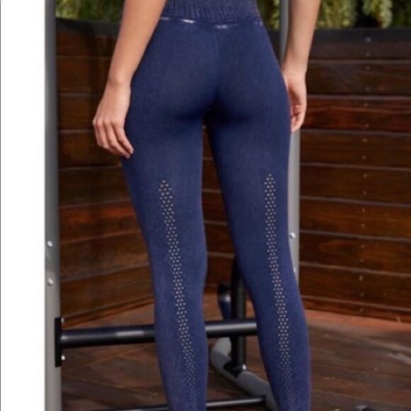Free People Movement Good Karma Leggings in Dark Washed Navy Size M/L NWOT - Picture 2 of 8